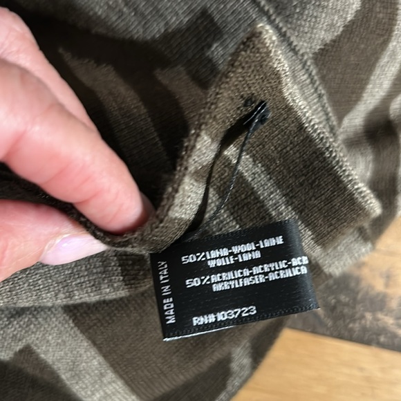 Armani lambs Wool scarf in excellent condition - Picture 6 of 7